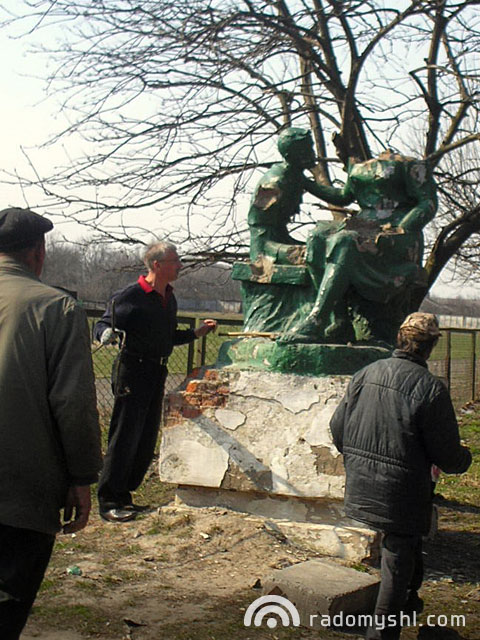 Демонтаж скульптури у міському парку Демонтаж скульптури у міському парку