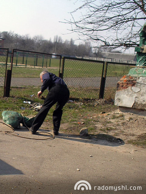 Демонтаж скульптури у міському парку Демонтаж скульптури у міському парку