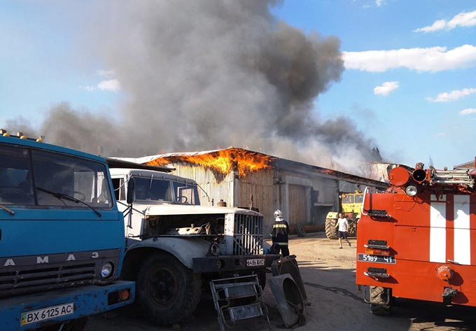 На Радомишльщині ліквідували загоряння даху адмінбудівлі недіючого підприємства. (ФОТО, ВІДЕО)