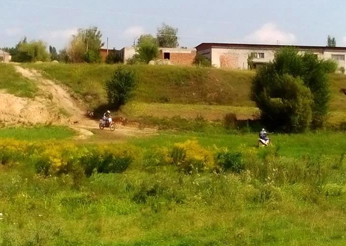 У Радомишлі відбулося перше випробування щойно збудованої траси для мотокросу. + ФОТО