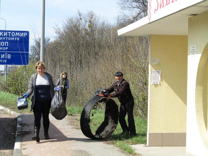 Працівники районної державної адміністрації приєдналися до Всеукраїнської акції з благоустрою «За чисте довкілля». + ФОТО