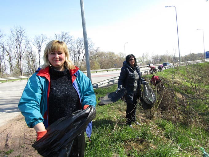 Працівники районної державної адміністрації приєдналися до Всеукраїнської акції з благоустрою «За чисте довкілля». + ФОТО