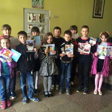 Діти Радомишльських шкіл зібрали подарунки школі, яка знаходиться в Луганській області Діти Радомишльських шкіл зібрали подарунки школі, яка знаходиться в Луганській області