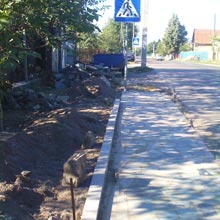 РАДОМИШЛЯНИ КЛАДУТЬ ТРОТУАРИ ЗА ВЛАСНИЙ КОШТ РАДОМИШЛЯНИ КЛАДУТЬ ТРОТУАРИ ЗА ВЛАСНИЙ КОШТ