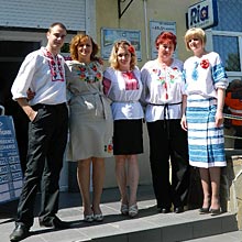 РАДОМИШЛЯНИ ДЕДАЛІ ЧАСТІШЕ ОДЯГАЮТЬ ВИШИВАНКИ РАДОМИШЛЯНИ ДЕДАЛІ ЧАСТІШЕ ОДЯГАЮТЬ ВИШИВАНКИ